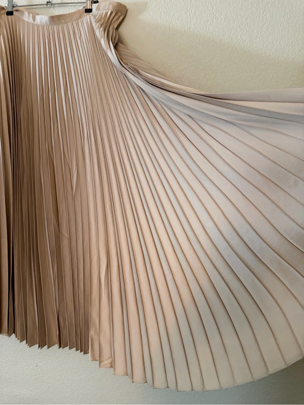 Dainty Jewells Pleated Skirt in Soft gold